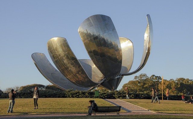 Escultura "Floralis Genérica" de Eduardo Catalano, Plaza de las Naciones Unidas, Buenos Aires, Argentina