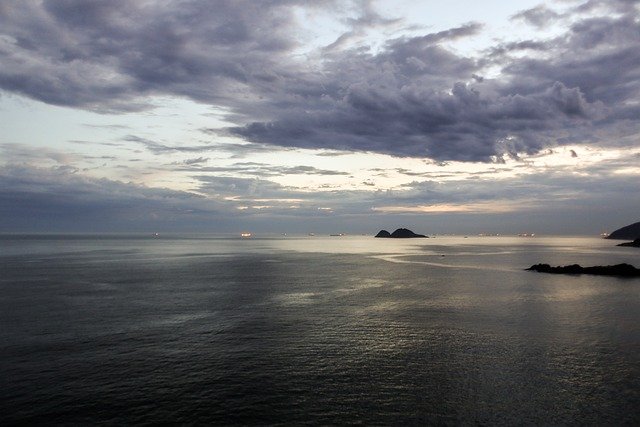 Costa de Brasil, con el Océano Atlántico en primer plano