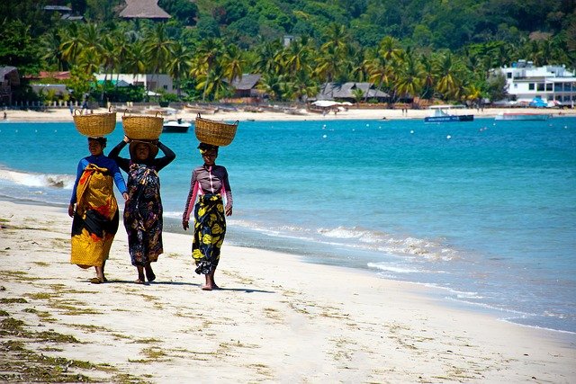 Mujeres en una playa africana